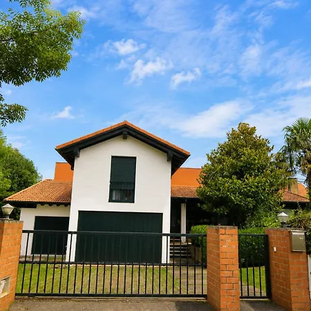 Casa Con Jardin En Novales, Entre Comillas, Santillana Y La Costa Новалес