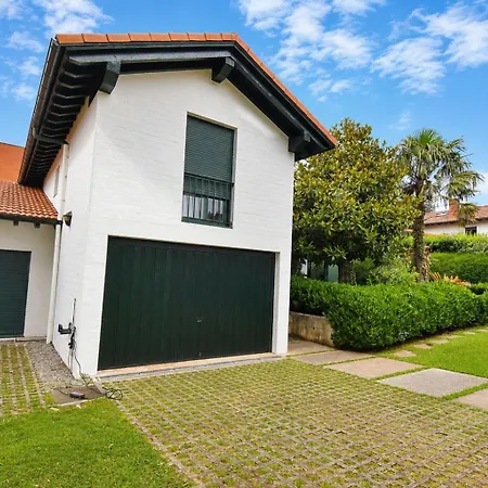 Дом отдыха Casa Con Jardin En Novales, Entre Comillas, Santillana Y La Costa Новалес