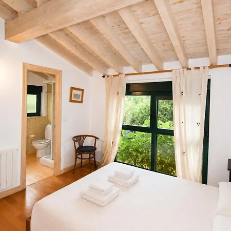Casa Con Jardin En Novales, Entre Comillas, Santillana Y La Costa *