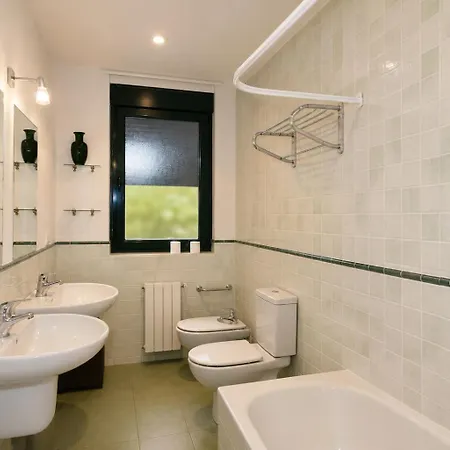 Casa Con Jardin En Novales, Entre Comillas, Santillana Y La Costa * Новалес