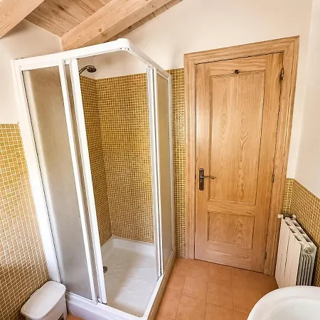 Casa Con Jardin En Novales, Entre Comillas, Santillana Y La Costa Новалес