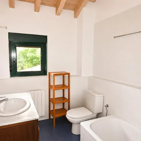 Casa Con Jardin En Novales, Entre Comillas, Santillana Y La Costa Новалес