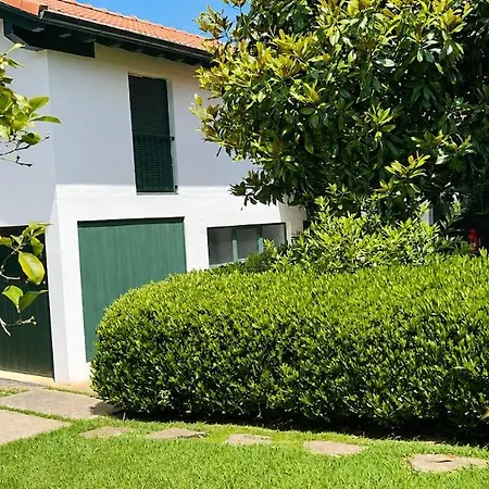 Casa Con Jardin En Novales, Entre Comillas, Santillana Y La Costa *