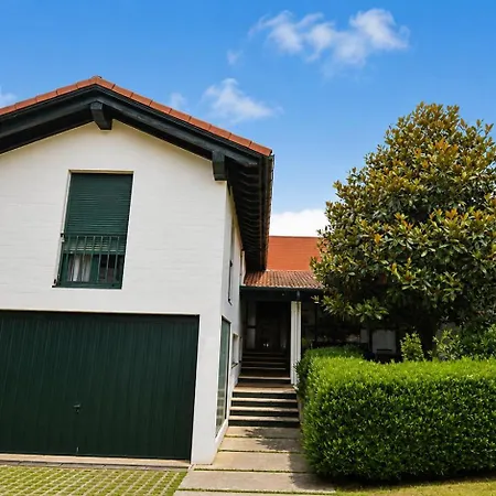 Casa Con Jardin En Novales, Entre Comillas, Santillana Y La Costa Новалес